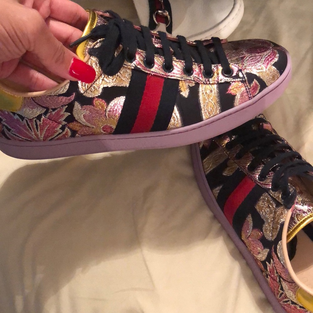 Gucci shoes flower detail shows authentic